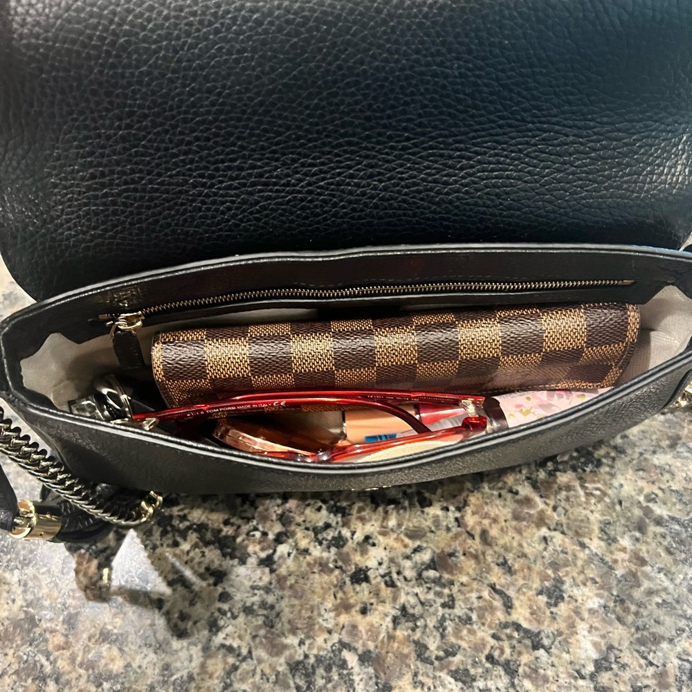 Gucci Soho Pebbled Calfskin Medium
Flap Crossbody Black - Picture 15 of 15
